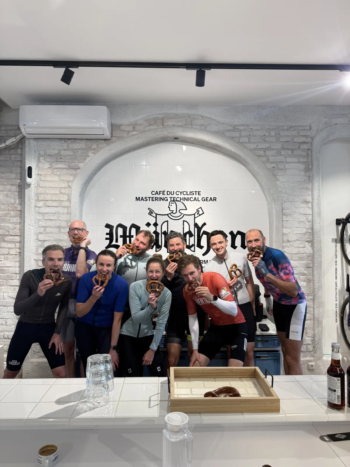 Die Radgruppe mit Brezn im Café du Cycliste nach der erfolgreichen Ausfahrt.
