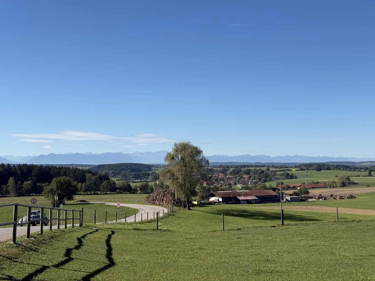 Ludwigshöhe mit Blick auf die Alpen.