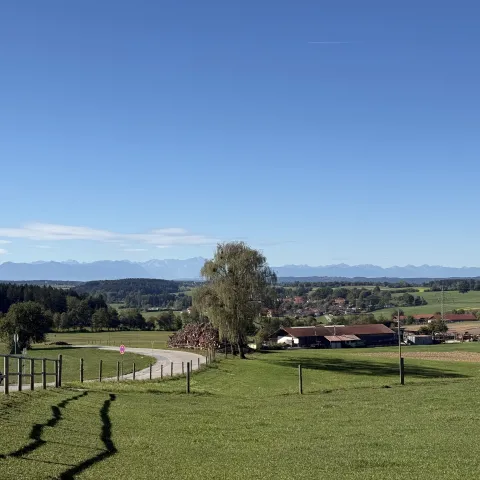 Ludwigshöhe mit Blick auf die Alpen.