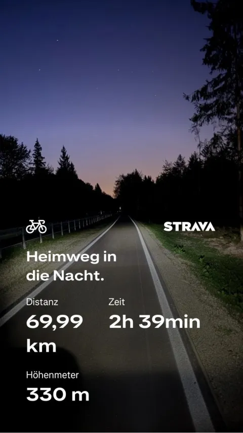 Nachts mit dem Rennrad auf dem Radweg nördlich Sauerlach. Der Lichtkegel meiner Beleuchtung fällt auf den Radweg. Auf dem Bild ist Text von Strava: 69,99 km in 2 Stunden und 39 Minunten bei 330 Höhenmetern