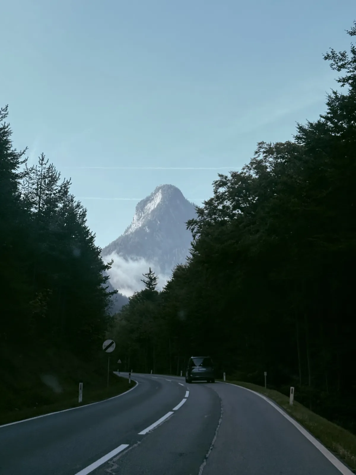 Blick aus dem Auto aus dem Tal Richtung Pendling