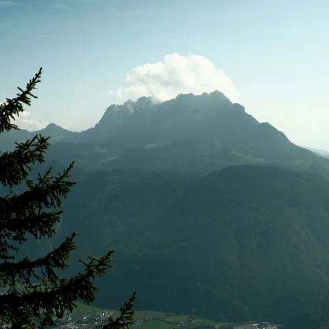 Wilder Kaiser mit wolkenverhangenem Gipfel